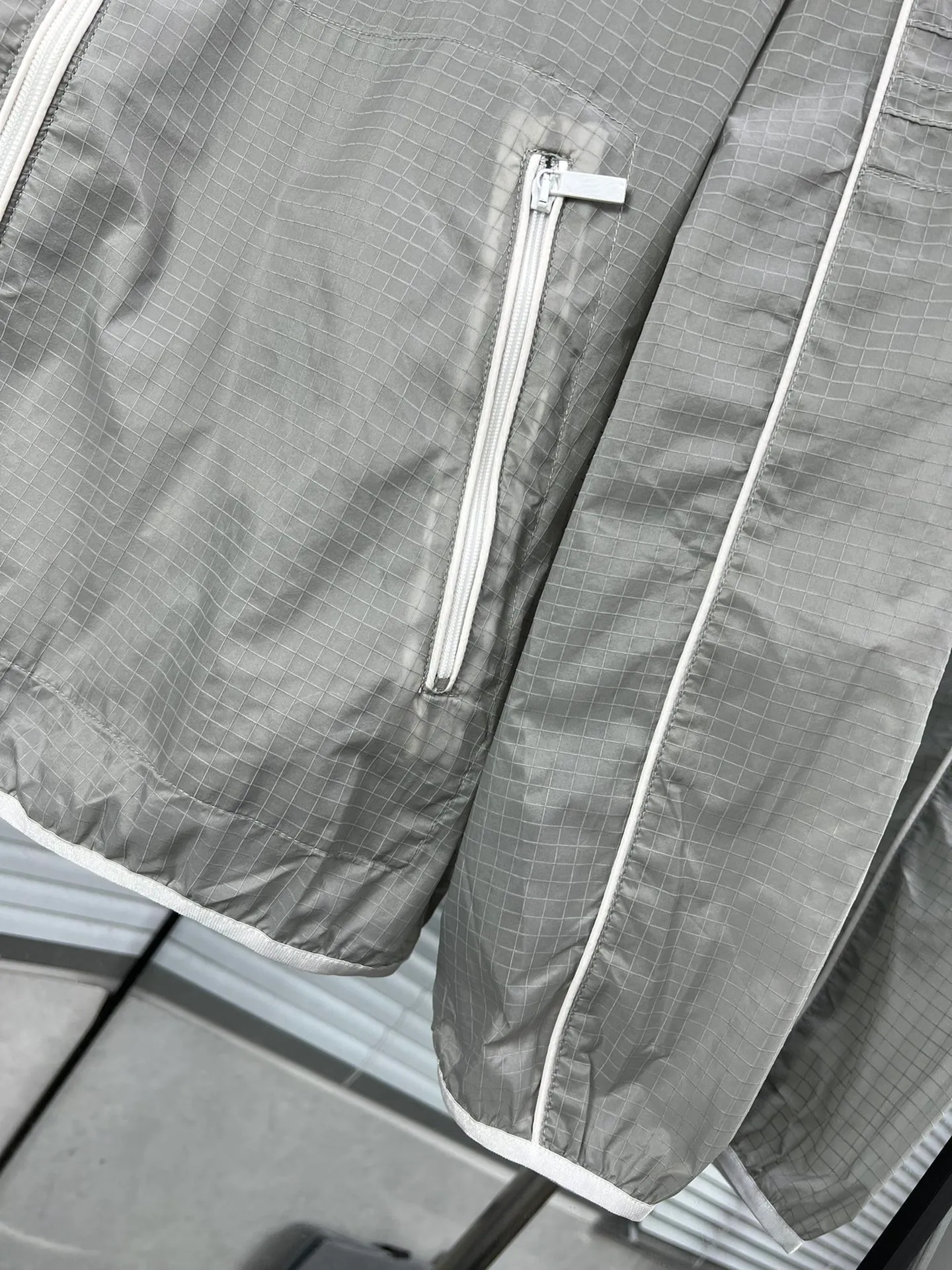 THOM BROWNE ， 。 ， Breathable， 。 ， ， 。 ， ， 。 Gray、Blue White， 。 ， 。 Sizes：1234 ：Navy Blue，Gray，White